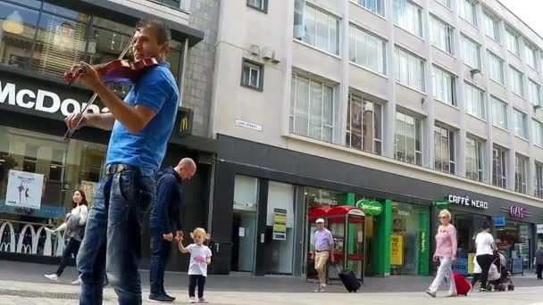 Férfi Busking Hegedűvel Liverpool Belvárosában — Stock videók