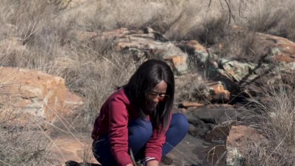 Mulher Jogando Água Câmera Lenta Dullstroom África Sul — Vídeo de Stock