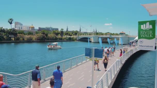 Tampa Bay Riverwalk Com Peões Barcos Dia Ensolarado — Vídeo de Stock