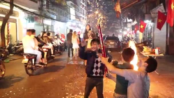 Barn Firar Det Nya Året Med Confetti Gatorna Hanoi Vietnam — Stockvideo