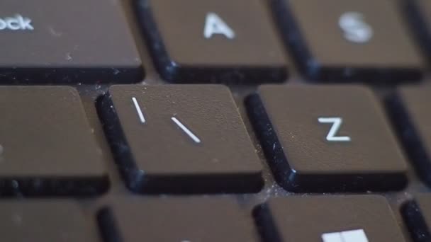 Reibungsloser Schwenk Auf Einer Computertastatur — Stockvideo