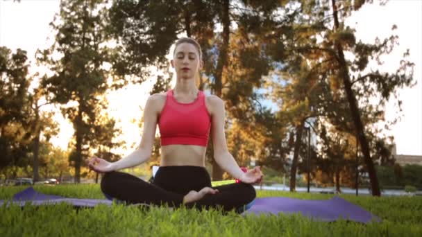 Amplia Toma Una Hermosa Mujer Caucásica Forma Joven Haciendo Yoga — Vídeo de stock