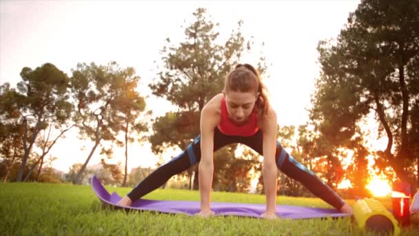Geniş Açıda Güzel Formda Beyaz Bir Kadının Yoga Yaparken Geniş — Stok video