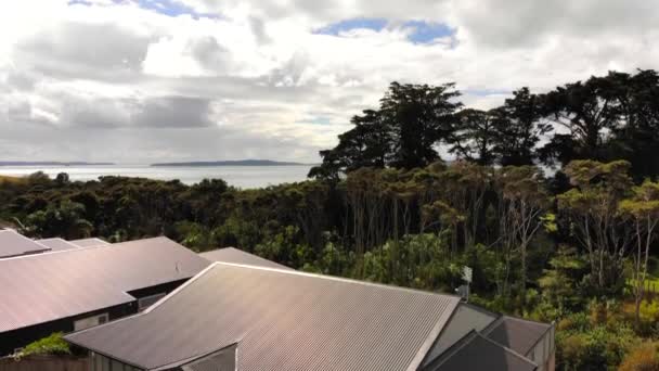 一个房地产视频捕捉海洋 森林和一个可爱的财产 低速俯冲空中射击 — 图库视频影像