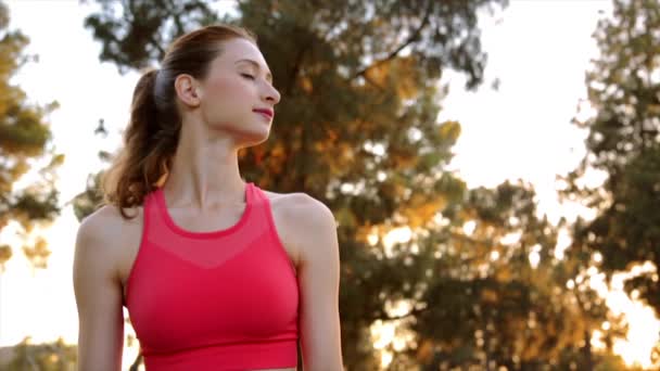 Dışarıda Yoga Kıyafeti Giymiş Nefes Alıp Verirken Gülümseyen Beyaz Bir — Stok video
