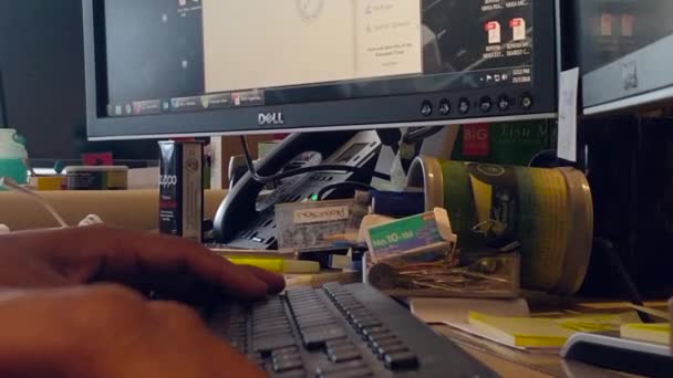 Closeup Vue Une Main Tapant Sur Clavier Homme Travaille Son — Video