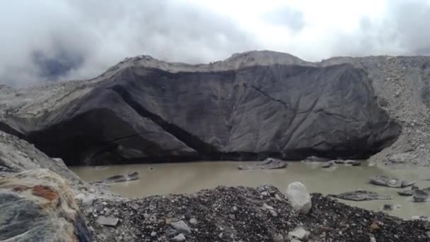 Geleira Nepal Pequeno Lago Formado Pelo Escoamento Terreno Rochoso — Vídeo de Stock