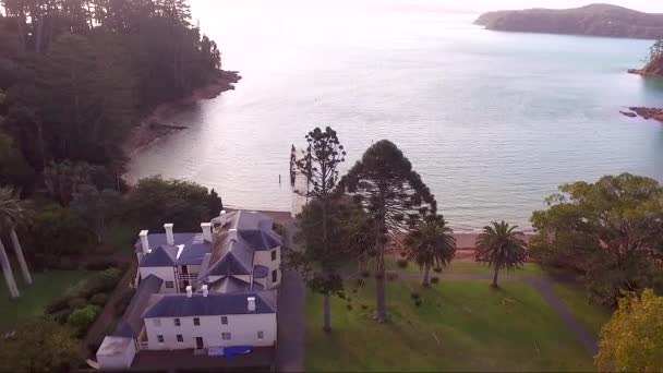 Drone Vliegen Mansion Huis Herenhuis Baai Omliggende Oceaan Dennen Boom — Stockvideo