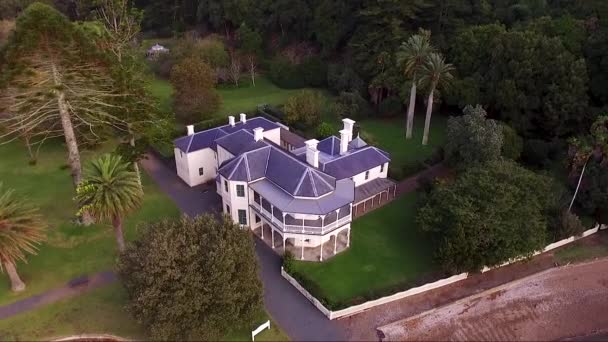 Drone Survolant Manoir Maison Maître Baie Océan Environnant Forêt Pins — Video