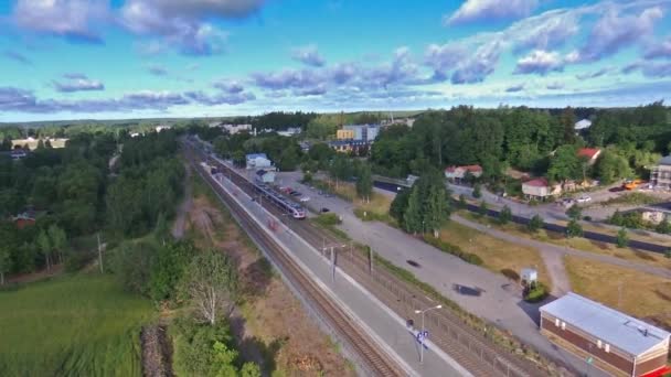 Trein Stopt Klein Dorp Station — Stockvideo