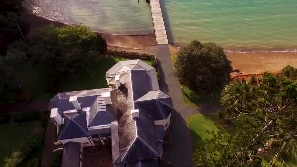 在高渡岛的豪宅 海湾以及周围的海洋和松树上盘旋的无人机 — 图库视频影像