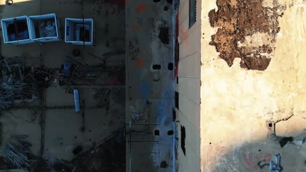 ロングモントコロラド州の屋根に瓦礫と落書きを示す放棄されたシュガーミルの空中フライオーバー垂直ビデオ — ストック動画