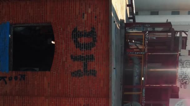 科罗拉多州朗蒙特市废弃糖厂空中翻越显示涂鸦和筒仓的垂直视频 — 图库视频影像