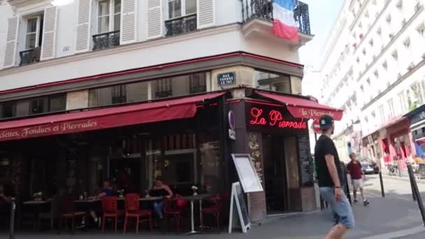 Παρίσι Γαλλία Καφέ Κτίριο Στη Γωνία Γαλλικές Σημαίες Κάθετο Τηγάνι — Αρχείο Βίντεο