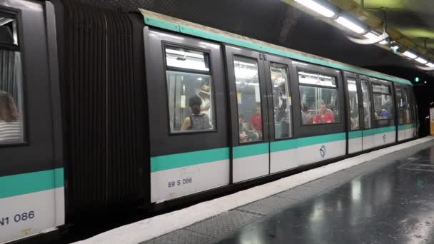 Metro Francés Tren Subterráneo Saliendo Plataforma Túnel — Vídeos de Stock