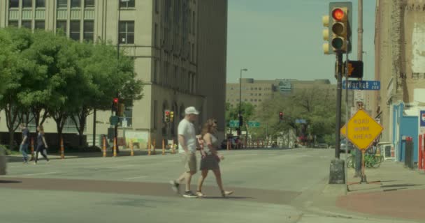 Intersection Occupée Avec Différents Types Véhicules Piétons Construction Dans Centre — Video