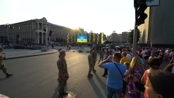 Широкоугольный Снимок Военнослужащих Туристов Готовящихся Военному Параду Киеве Украина — стоковое видео