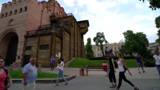 Panning Wide Angle Shot Revealing Golden Gate Kiev People Pass — Stok Video