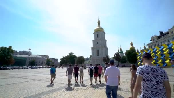 基辅圣米克尔斯修道院的钟楼从一个广阔的角度拍摄 游客们走在前面 — 图库视频影像