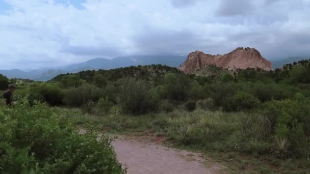 Vandrare Garden Gods Park Colorado Springs — Stockvideo