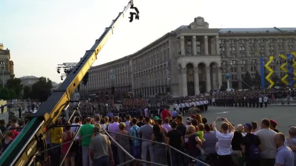 Militärangehörige Marschieren Formation Mit Einem Kamerabaum Vor Der Sich Über — Stockvideo