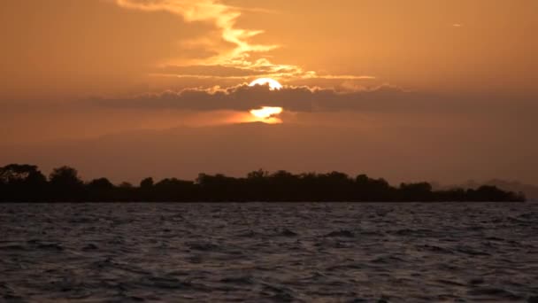 Sonnenuntergang Mit Dem Meer Vordergrund Wald Und Hügel Hintergrund — Stockvideo