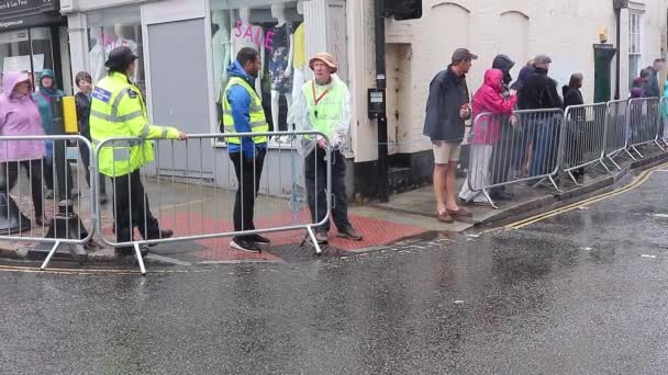 Polisbil Och Marshalls Ride London Professional Cycle Race Passerar Dorking — Stockvideo