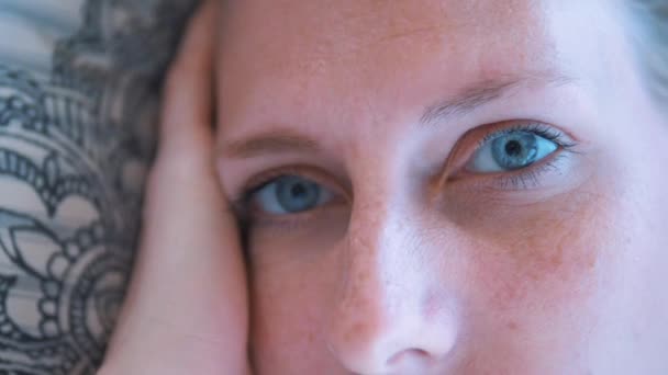 Vrouw Het Openen Van Haar Prachtige Blauwe Ogen — Stockvideo