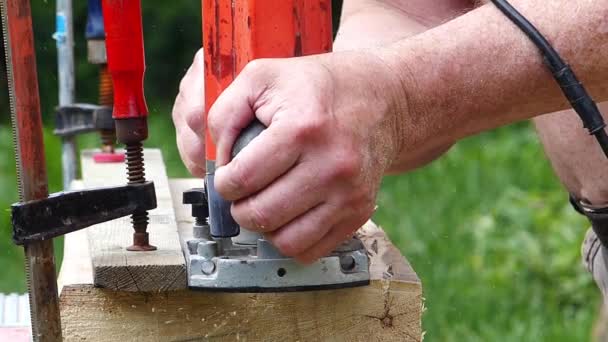 Fräsen Langer Nut Ein Stück Holz Nahaufnahme Echtzeit — Stockvideo