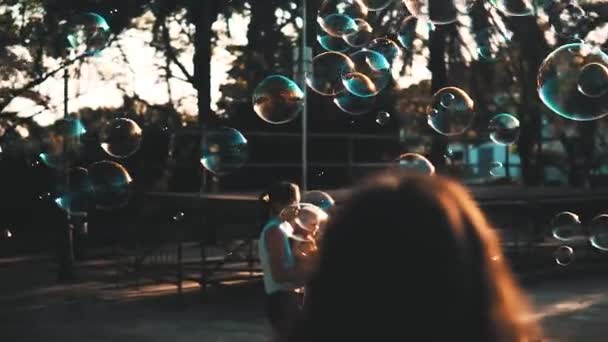 Mujeres Jóvenes Viendo Burbujas Sopa Puesta Del Sol — Vídeos de Stock