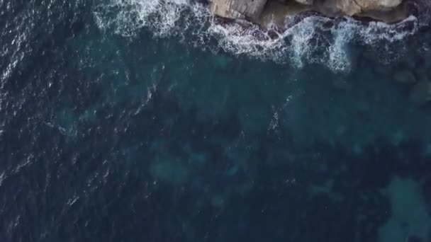 Vliegen Een Kustlandschap Met Uitzicht Een Baai — Stockvideo