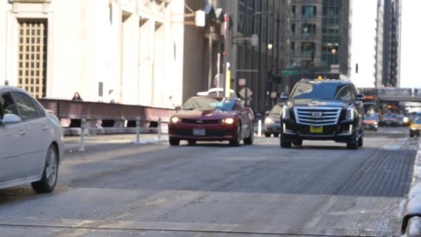 Carros Andando Centro Chicago Dia Ensolarado — Vídeo de Stock