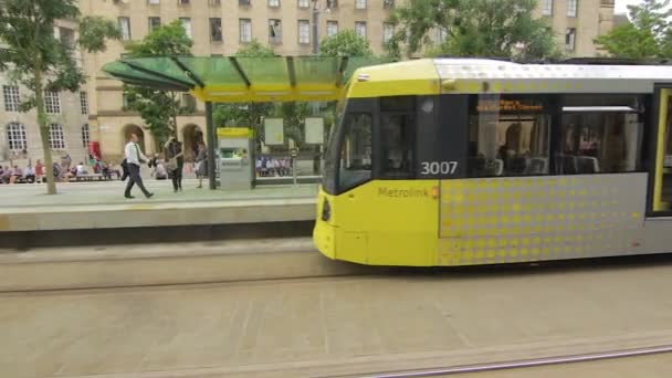 Slim Geklede Man Loopt Langs Metro Tram Platform Terwijl Tram — Stockvideo