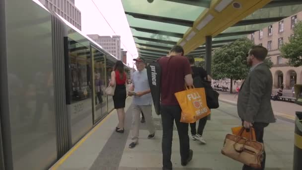 Slow Motion Vidéo Des Navetteurs Qui Montent Descendent Tramway Manchester — Video