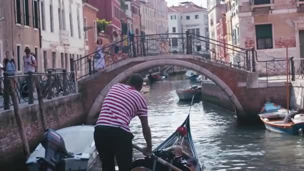 ゴンドリエはイタリアのヴェネツィアの海をゴンドラで航海 — ストック動画