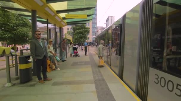 慢镜头沿着地铁站台移动 人们在等着上车和下车 — 图库视频影像