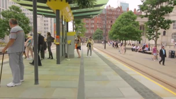 Slow Motion Video Van Mensen Rij Voor Metro Tram Close — Stockvideo