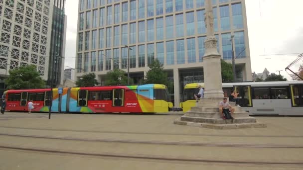 Lassú Motion Videó Metró Vonat Háttérben Emberek Ültek Emlékmű Eszik — Stock videók