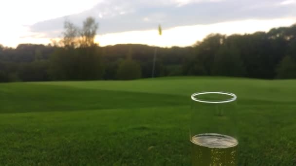 Una Tazza Champagne Girata Campo Golf Durante Matrimonio — Video Stock