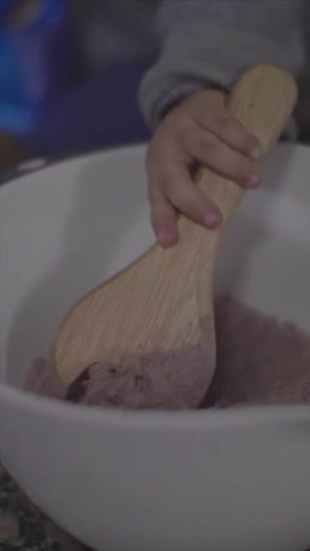 Niño Mezclando Brownie 60Fps Imágenes Verticales — Vídeos de Stock