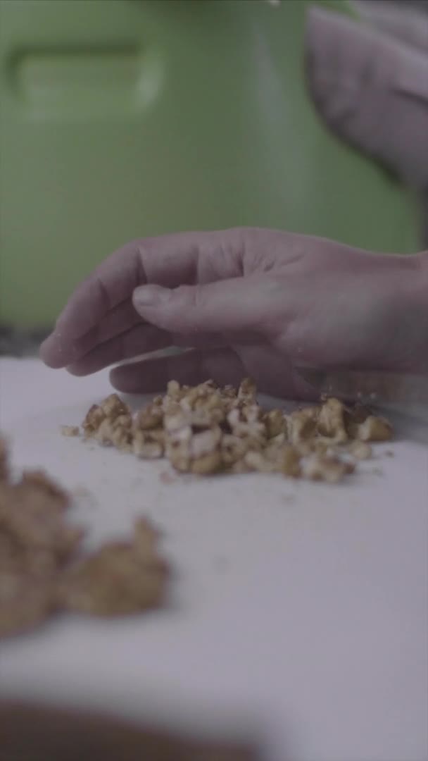 Řezání Vlašských Ořechů Pomalý Vertikální Záběry — Stock video