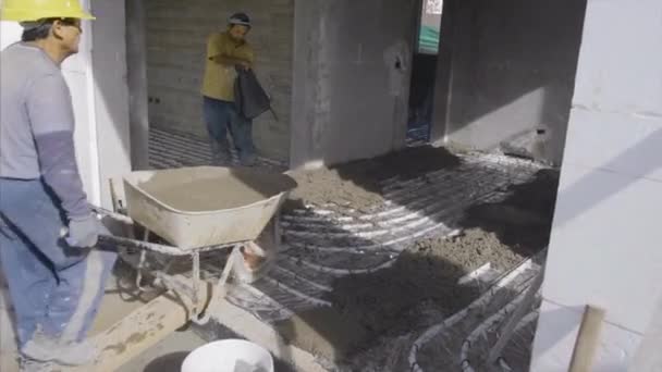 Lavoratori Versando Cemento Sulla Casa 60Fps — Video Stock