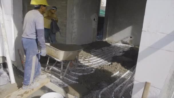 Pracovníci nalévání betonu na dům 4k