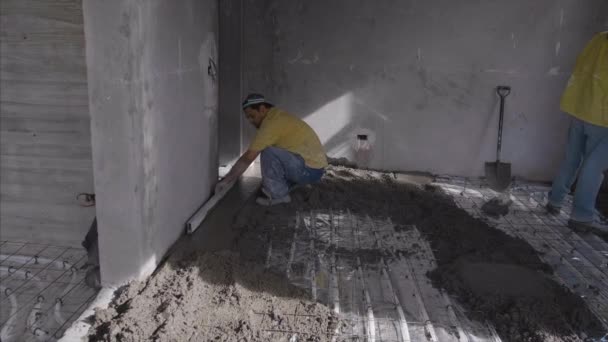 Arbeiter Nivellieren Beton Auf Haus Slowmo — Stockvideo