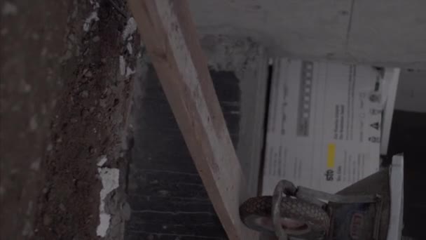 Робітники Ходять Деревині 60Fps Вертикальні Кадри — стокове відео