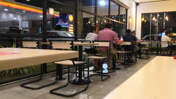 Grupp Malaysiska Människor Äter Mcdonald Putra Heights Subang Jaya Selangor — Stockvideo