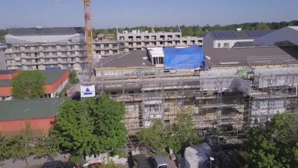 Luftaufnahmen Geschmeidigem Bogen Den Neubau Mit Turmdrehkränen Hintergrund Und Schweren — Stockvideo