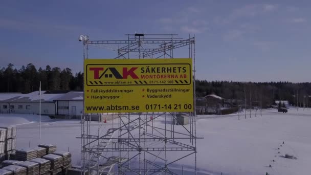 4K从建筑供应公司标志上飞出的空中录像 — 图库视频影像