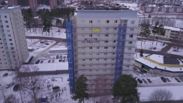 4K航拍镜头 拍摄的是正在建设中的大房子 它的后面是一座雪城和四座类似的建筑 — 图库视频影像