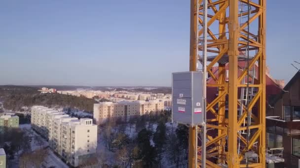 Filmagem Aérea Elevador Guindaste Torre Subindo Sobre Novo Local Construção — Vídeo de Stock